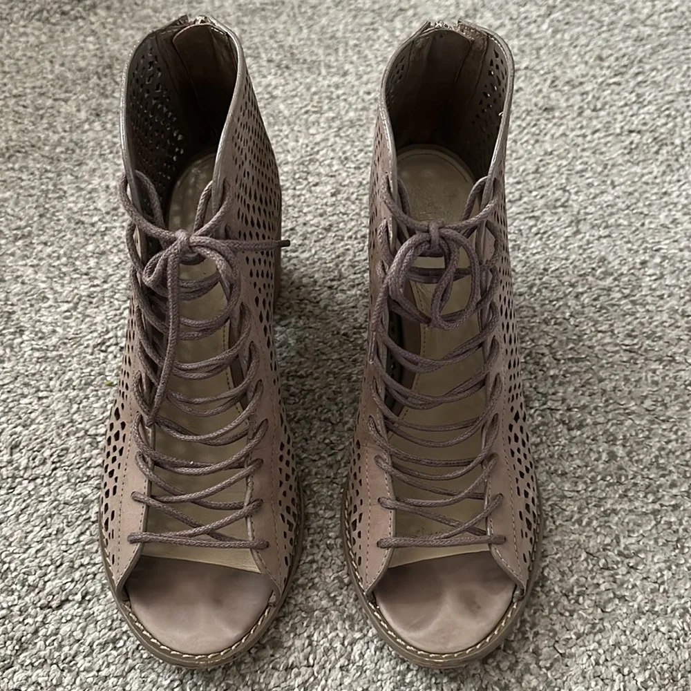 Vince Camuto Tulina sandals. - Picture 2 of 8